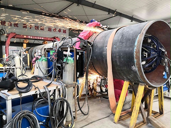 客户焊工正在使用熊谷全位置管道自动焊机A-610