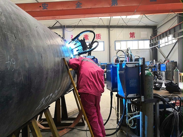 客户焊工正在使用熊谷自动焊机A-610