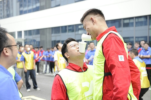纸杯运水